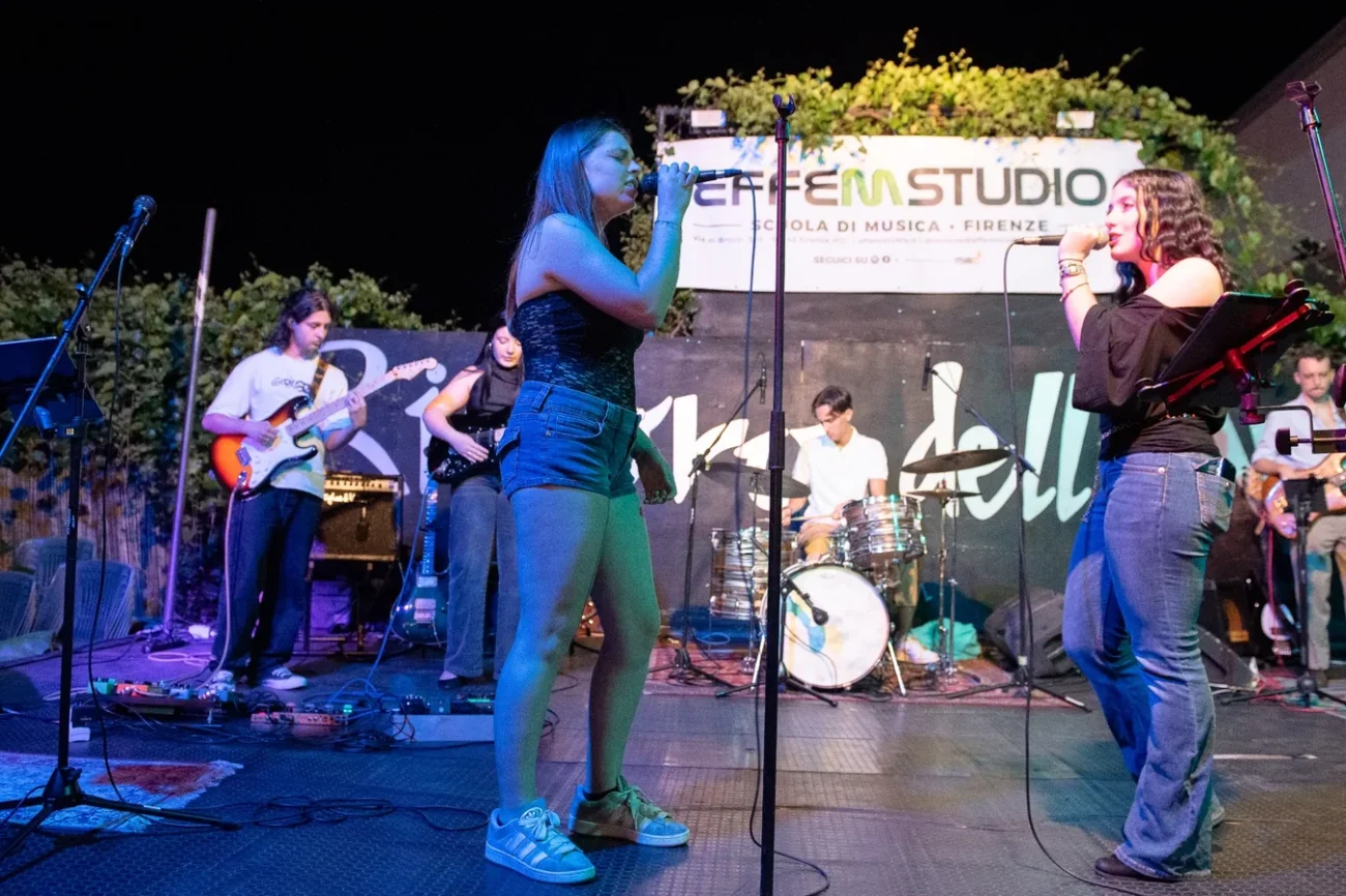 Allievi Effemstudio sul palco durante un concerto live a Firenze