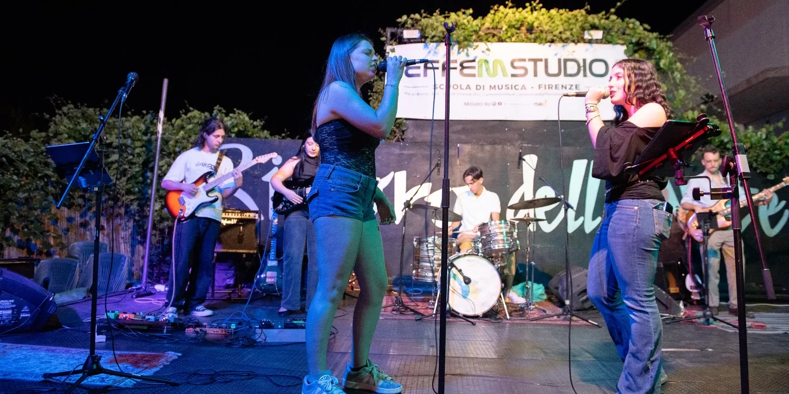Allievi Effemstudio sul palco durante un concerto live a Firenze