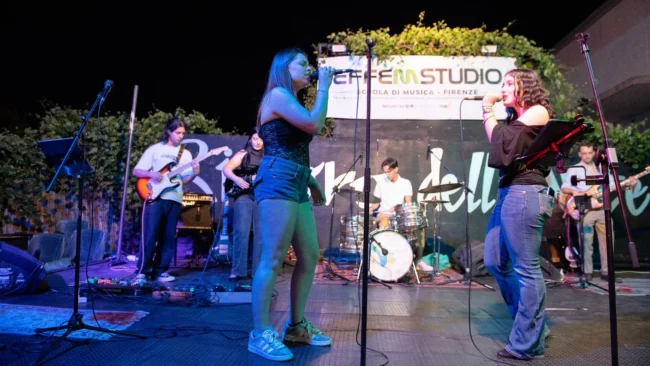 Allievi Effemstudio sul palco durante un concerto live a Firenze